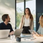 Professionelles Business-Beitragsbild: Ein junger Consultant analysiert Daten auf einem Tablet, während im Hintergrund eine abstrakte KI-Visualisierung mit neuronalen Netzwerken und Schaltkreisen zu sehen ist