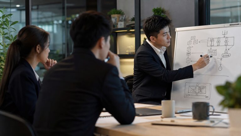 Ein junger Consultant präsentiert vor einem Team, während im Hintergrund digitale Dashboards und KI-Symbole den Einfluss von Automatisierung auf die Beratung visualisieren