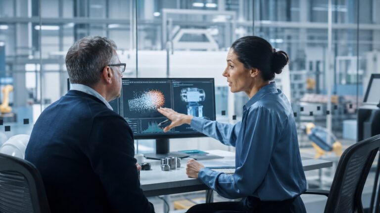 Warum Kommunikationsstärke für Consultants unverzichtbar bleibt Zwei Geschäftsleute in einem modernen Büro diskutieren vor einer Glaswand mit Haftnotizen, ein Laptop zeigt eine KI-Datenanalyse. Die Szene symbolisiert die Verbindung von menschlicher Kommunikation und Technologie im Consulting