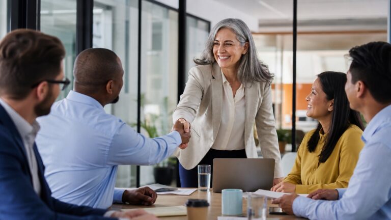 Professionelles Businessfoto: Zwei Consultants diskutieren vor einem Whiteboard mit Branchengrafiken in einem modernen Büro