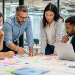 Professionelle Präsentationsvorbereitung mit KI-Unterstützung im modernen Büro