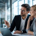 Professionelles Business-Bild: Ein junger Consultant nutzt eine KI-gestützte Wissensplattform auf einem Tablet, im Hintergrund sind abstrakte Netzwerkstrukturen und Dokumentensymbole zu sehen, die die intelligente Vernetzung von Projektwissen visualisieren