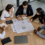 Professionelles Business-Bild mit abstrakten Datenvisualisierungen und vernetzten Strukturen, die Szenarioanalysen und KI symbolisieren